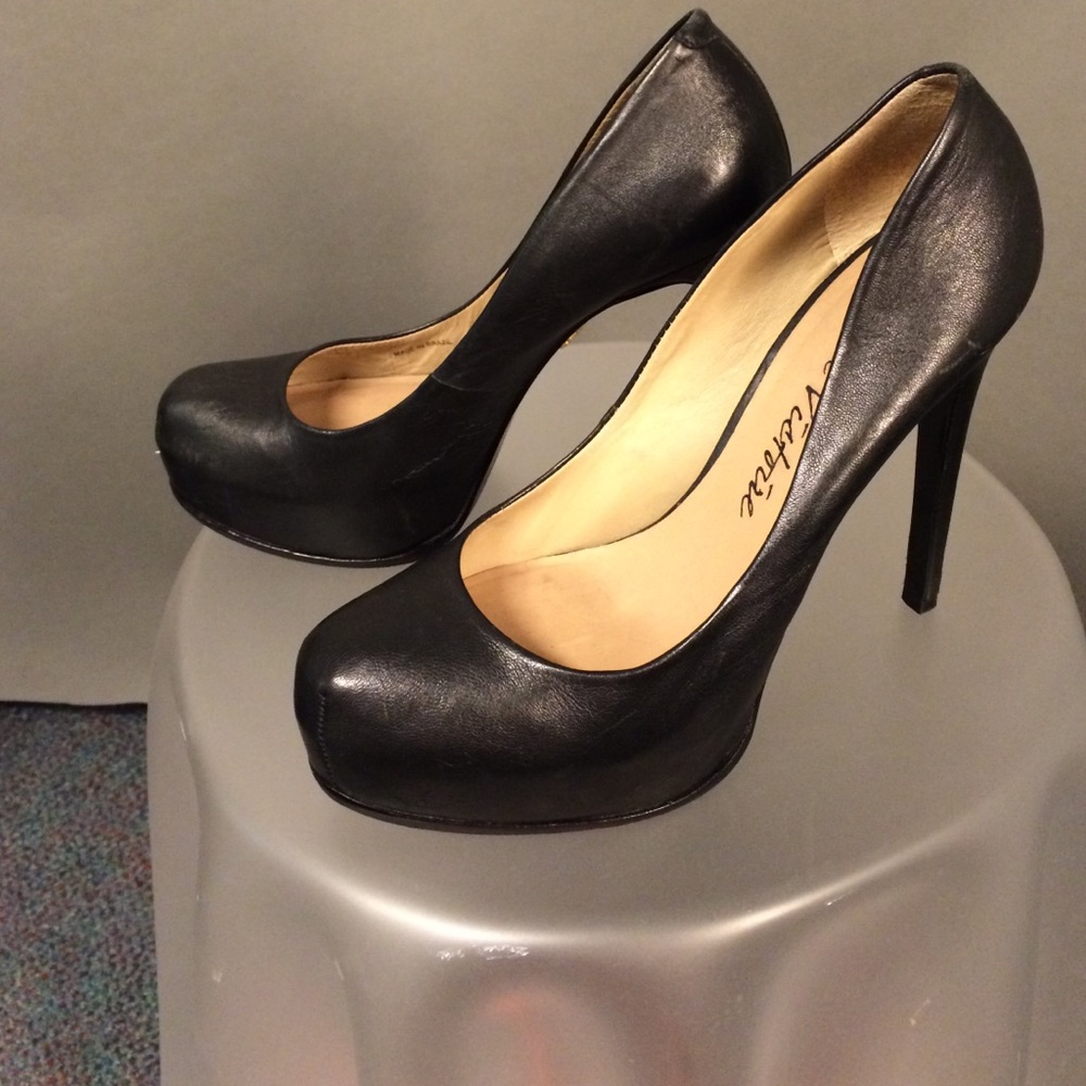 Pour la Victoire black leather pumps
